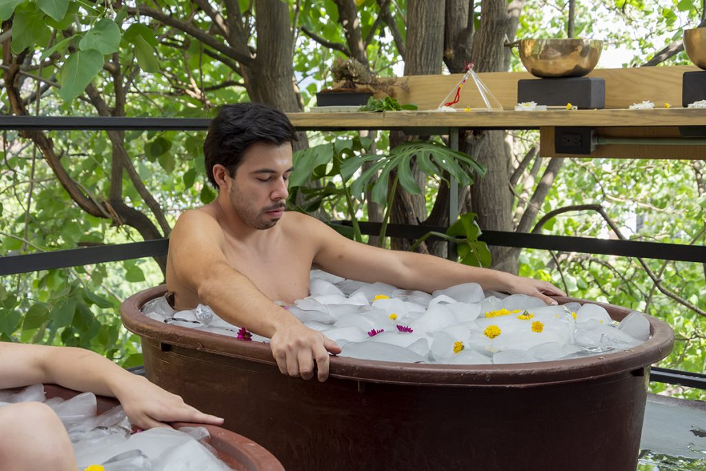 Un deportista recibiendo un tratamiento de inmersión en agua fría después de entrenar. 