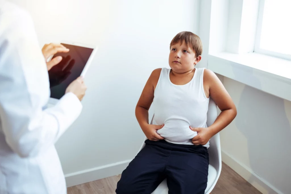 Un niño con obesidad en un consultorio médico.